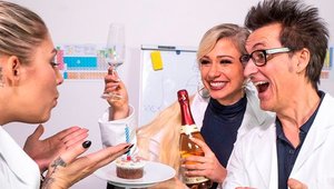 Hitzefrei: Mia Blow shaved blonde haired blowjobs solo