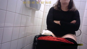 Teen hard sex in the toilet